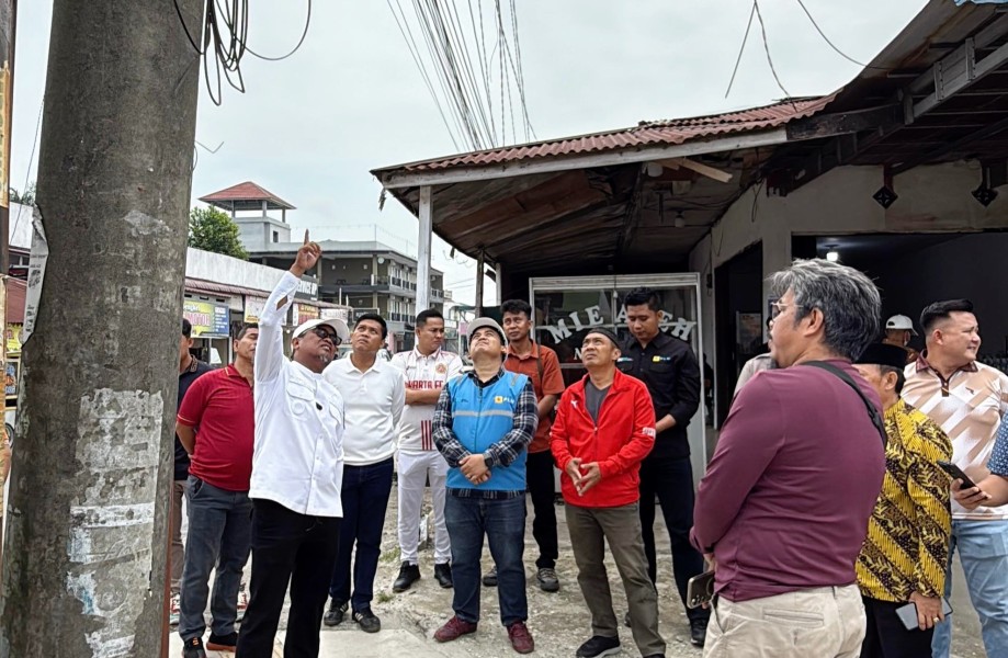 Saat Bupati Pelalawan, Zukri tinjau semrautnya kabel interneti