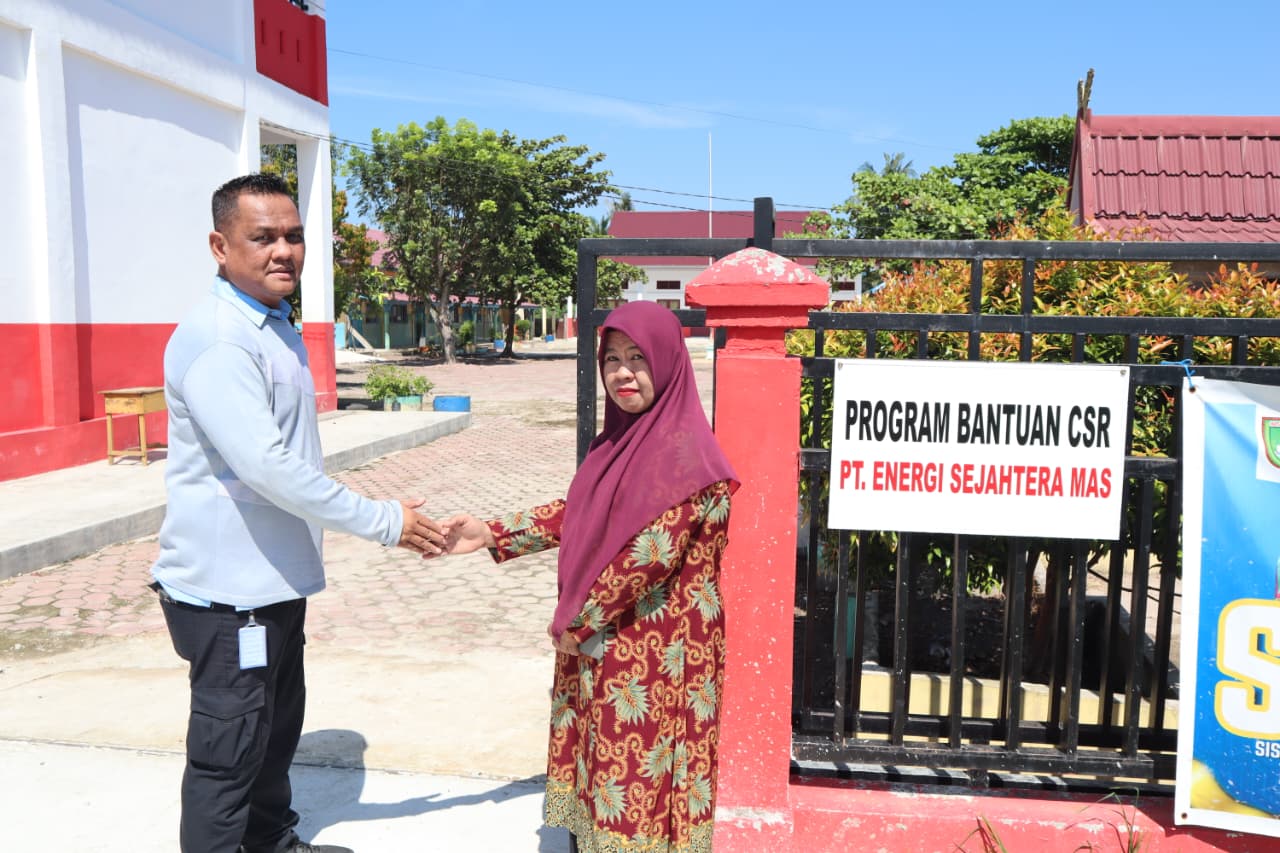 Perwakilan PT Energi Sejahtera Mas menyerahkan secara simbolis pembangunan jalan akses kepada SD Negeri 005 Lubuk Gaung. (Istimewa)