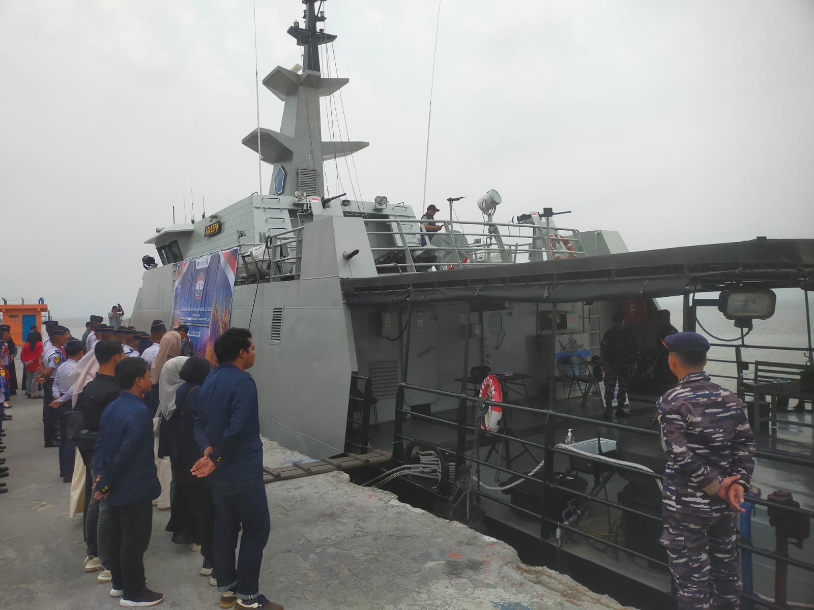 Masyarakat Bengkalis Beramai Ramai Mengunjungi Open Ship Kapal KRI Lepu -861 Bersama BI