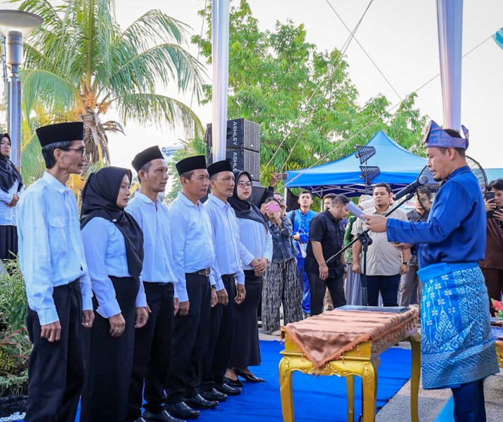 Wali Kota Pekanbaru Agung Nugroho mengukuhkan 76 ketua RT dan RW yang telah terpilih. Foto: Istimewa.