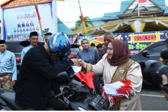 Usai Rapat Paripurna Hari Jadi Bengkalis, Bupati Bagikan Bendera Merah Putih ke Warga