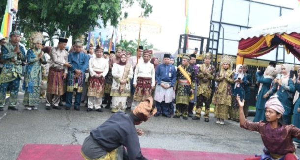 Menuju ke Gedung DPRD, Bupati Kasmarni Diarak dan Disambut Pencak Silat