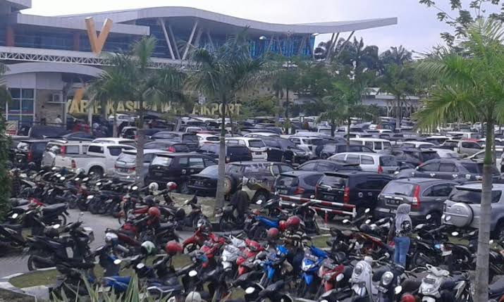 Parkir kendaraan di Bandara SSK II Pekanbaru/Lamanriau