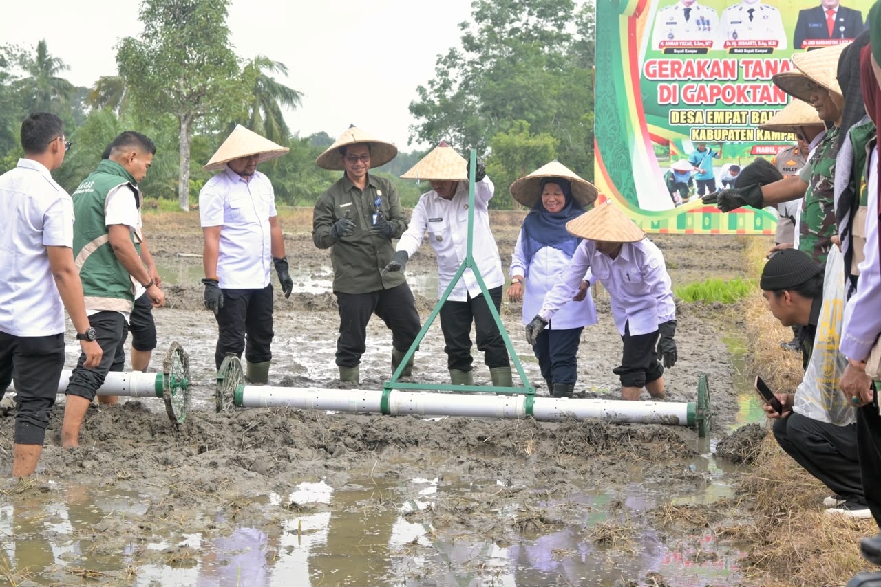 Bupati Kampar H. Ahmad Yuzar, mencanangkan Gerakan Tanam Padi Sawah