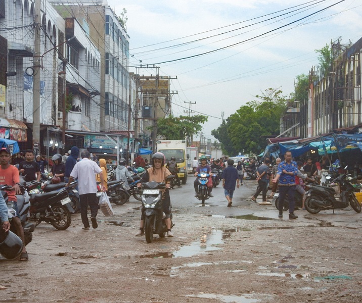 Bagian Jalan Teratai yang telah hancur akan diaspal ulang oleh Pemko Pekanbaru. Foto: Surya/Riau1.