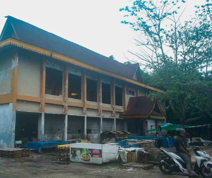 Bangunan Pasar Higienis yang ditinggalkan pedagang dan lebih memilih berjualan di Jalan Teratai. Foto: Surya/Riau1.