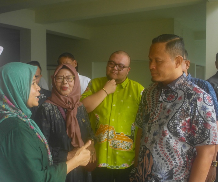 Wali Kota Pekanbaru Agung Nugroho saat berbincang dengan pedagang Pasar Bawah. Foto: Surya/Riau1.