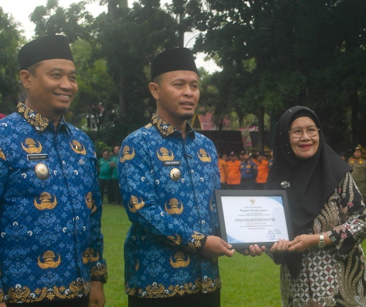 Wali Kota Pekanbaru Agung Nugroho menyerahkan piagam penghargaan kepada RAT tercepat tahun ini. Foto: Surya/Riau1.
