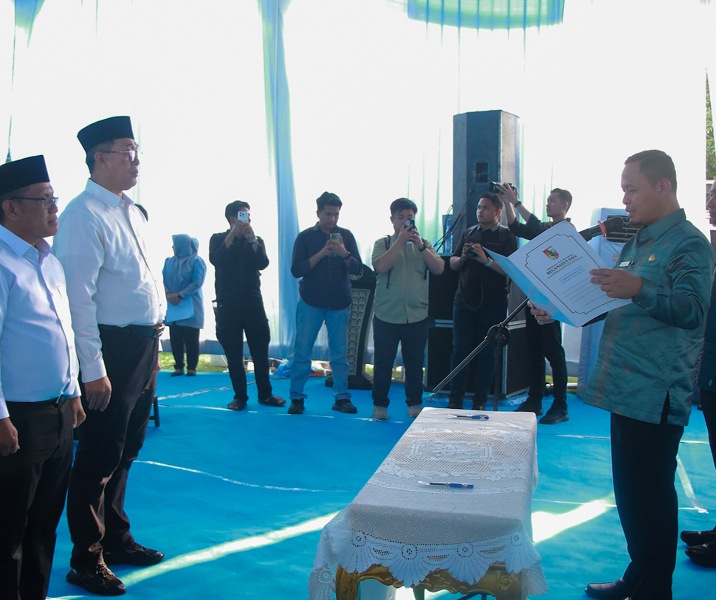 Wali Kota Pekanbaru Agung Nugroho saat melantik para ketua RT dan RW Kecamatan Sail. Foto: Istimewa.