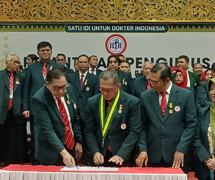 Dokter Marhan Effendi menandatangani dokumen pelantikan bersama pengurus baru periode 2026-2029. Foto: Surya/Riau1.