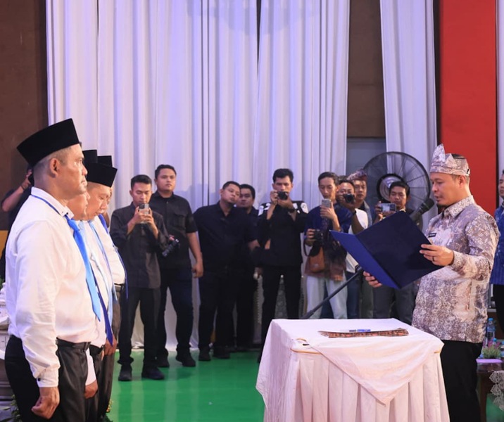 Wali Kota Pekanbaru Agung Nugroho saat melantik ketua RT dan RW Kecamatan Kulim, Sabtu (8/8/2026). Foto: Istimewa.