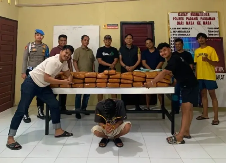 Pelaku yang ditangkap membawa paket ganja di Padang Pariaman