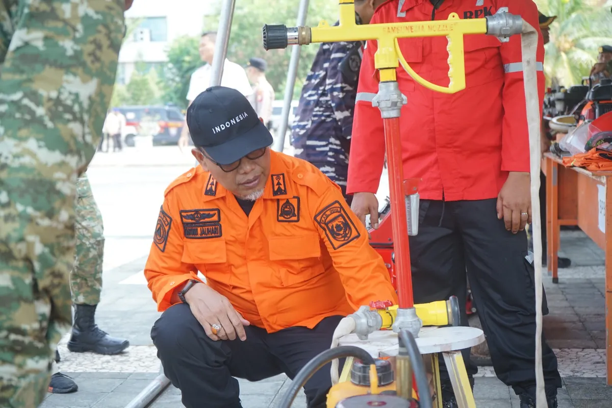 Sekretaris Daerah Kabupaten Indragiri Hilir (Inhil) Tantawi Jauhari cek alat penanganan karhutla
