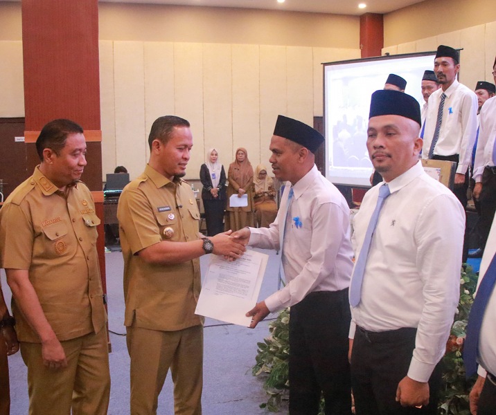 Wali Kota Pekanbaru Agung Nugroho menyerahkan SK pelantikan kepada ketua RT dan RW Kecamatan Limapuluh, Senin (10/8/2026). Foto: Istimewa.
