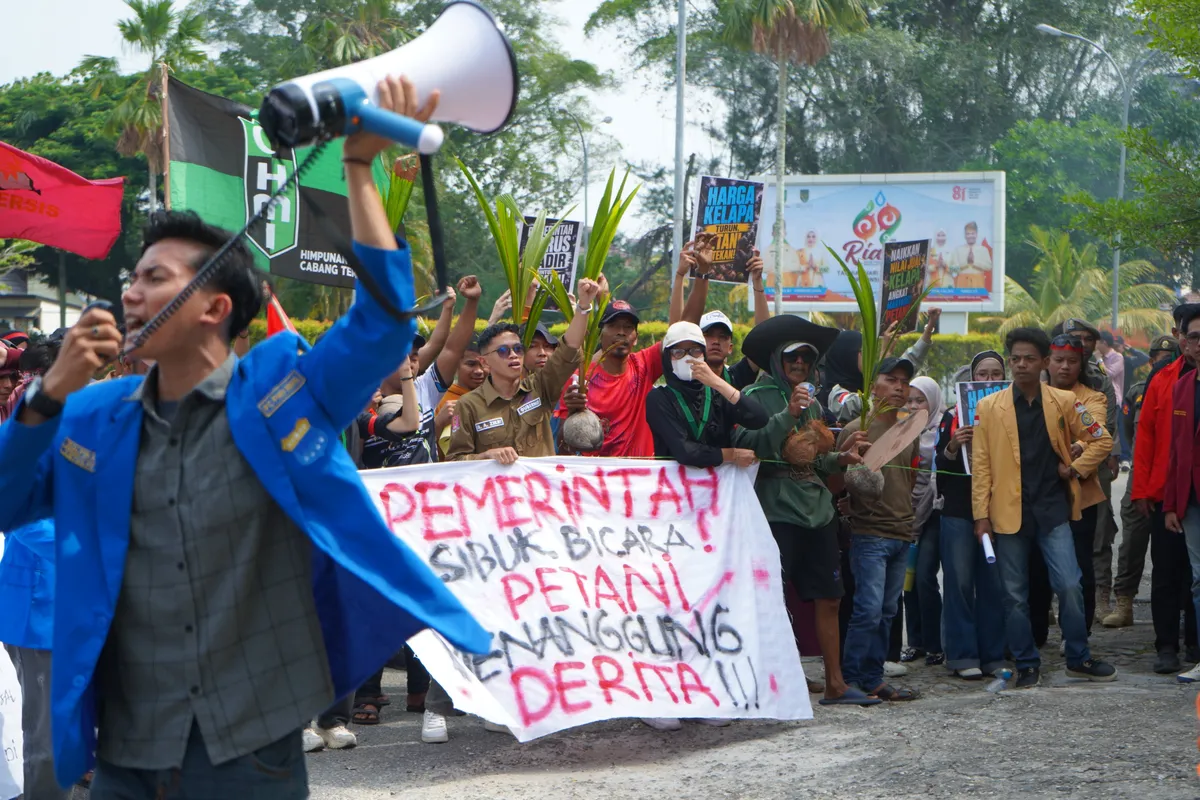 Aksi massa AMBAR Geruduk Kantor Bupati Inhil
