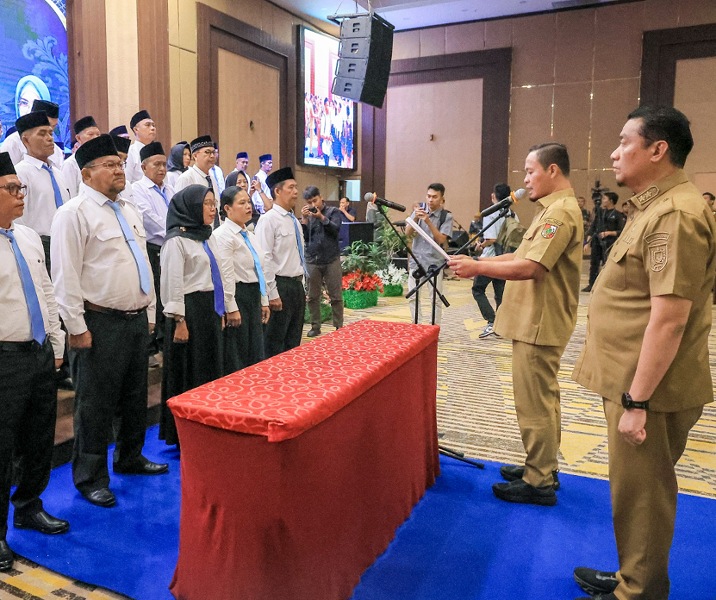 Wali Kota Pekanbaru Agung Nugroho saat melantik ketua RT dan RW Kecamatan Payung Sekaki. Foto: Istimewa.