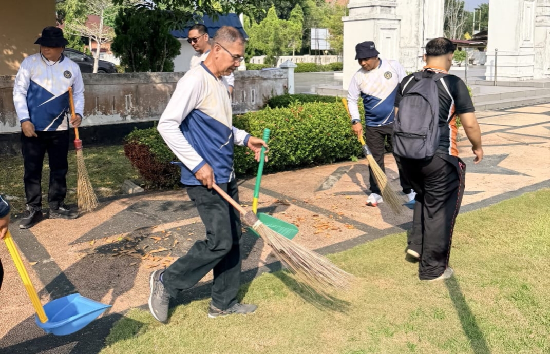 Teguhkan Semangat Pengabdian, Lapas Bengkalis Bersihkan Makam Pahlawan