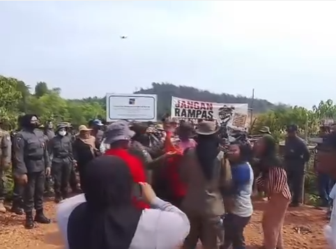 Situasi Rempang Saat Satuan Gabungan Paksa Masukkan Alat Berat. (Sumber:LBHPekanbaru)