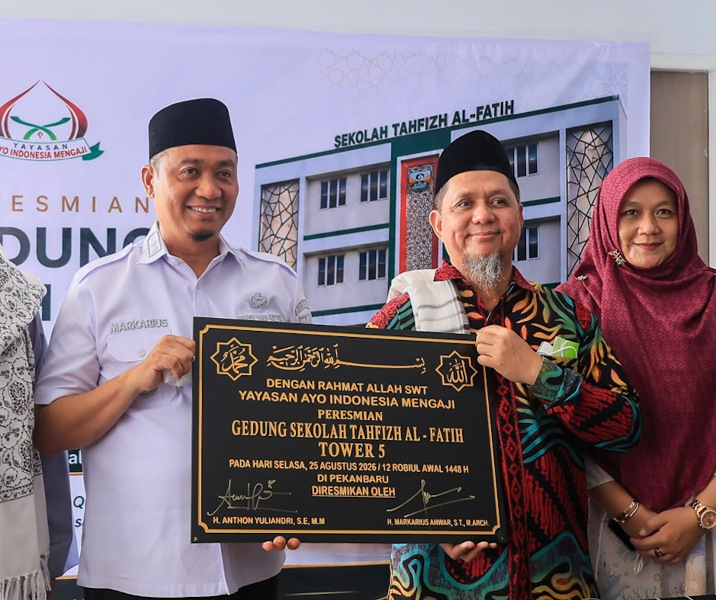 Wawako Pekanbaru Markarius Anwar bersama Pendiri Sekolah Tahfiz Al Fatih Anthon Yuliandri usai menandatangani prasasti peresmian gedung baru. Foto: Istimewa.
