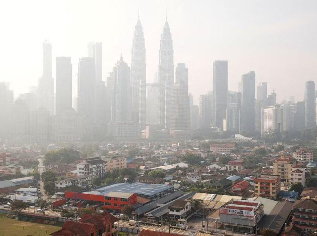 Langit Malaysia Dibekap Kabut Asap