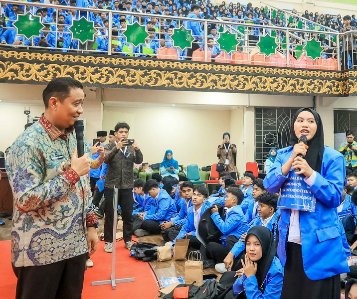 Wawako Pekanbaru Markarius Anwar berdialog dengan mahasiswi baru UIN Suska Riau. Foto: Istimewa.
