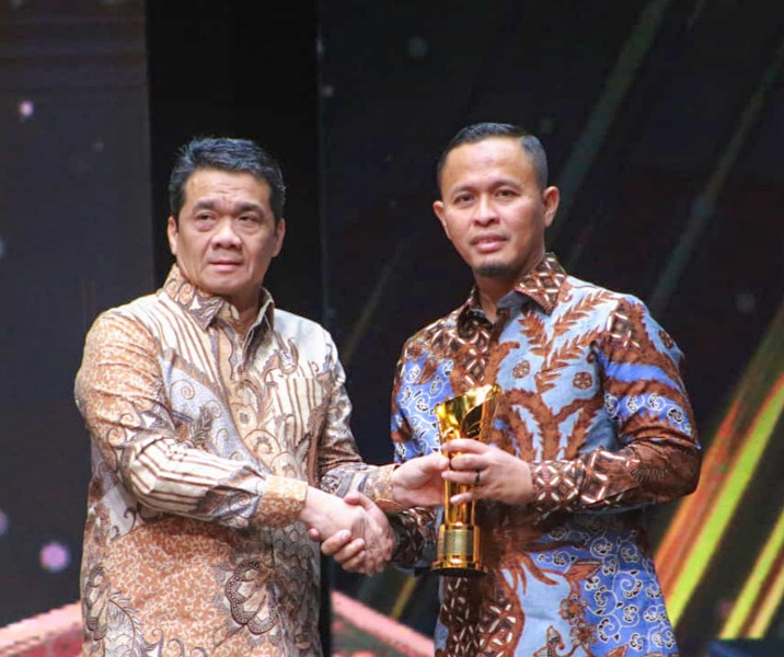 Wali Kota Pekanbaru Agung Nugroho menerima penghargaan dari Wamen Desa dan Pembangunan Daerah Tertinggal Riza Ahmad Patria dalam Pemimpin Daerah Awards versi iNews kategori Pembangunan Infrastruktur. Foto: Istimewa.