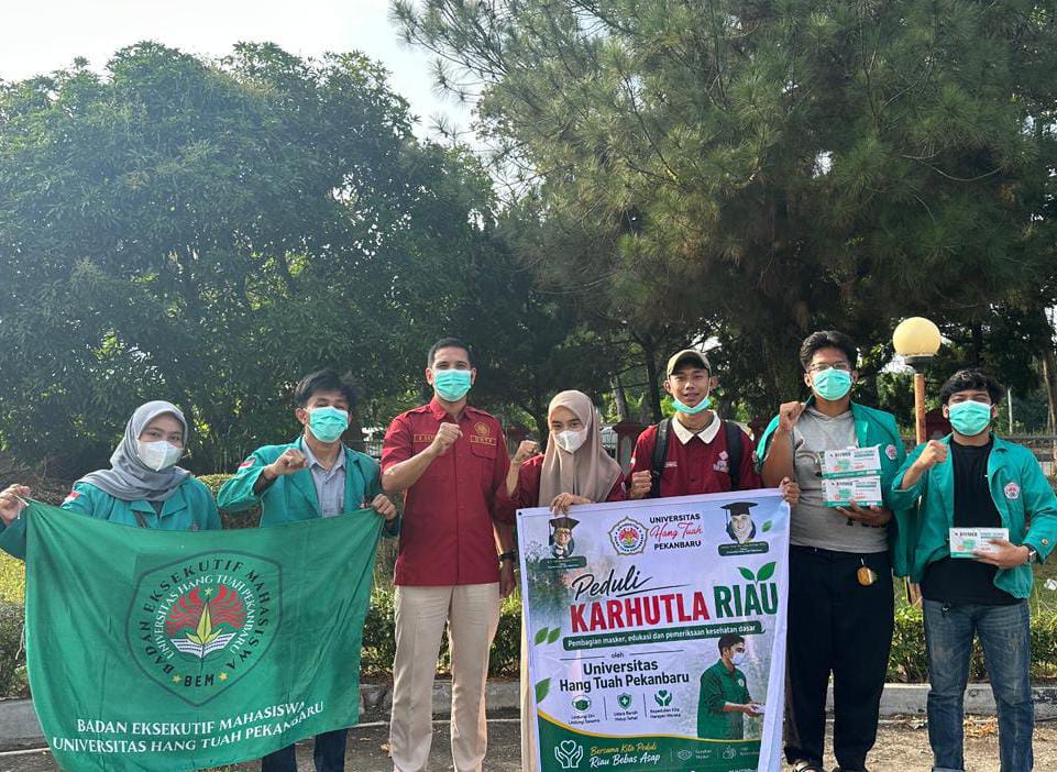 Aksi pembagian masker pada masyarakat