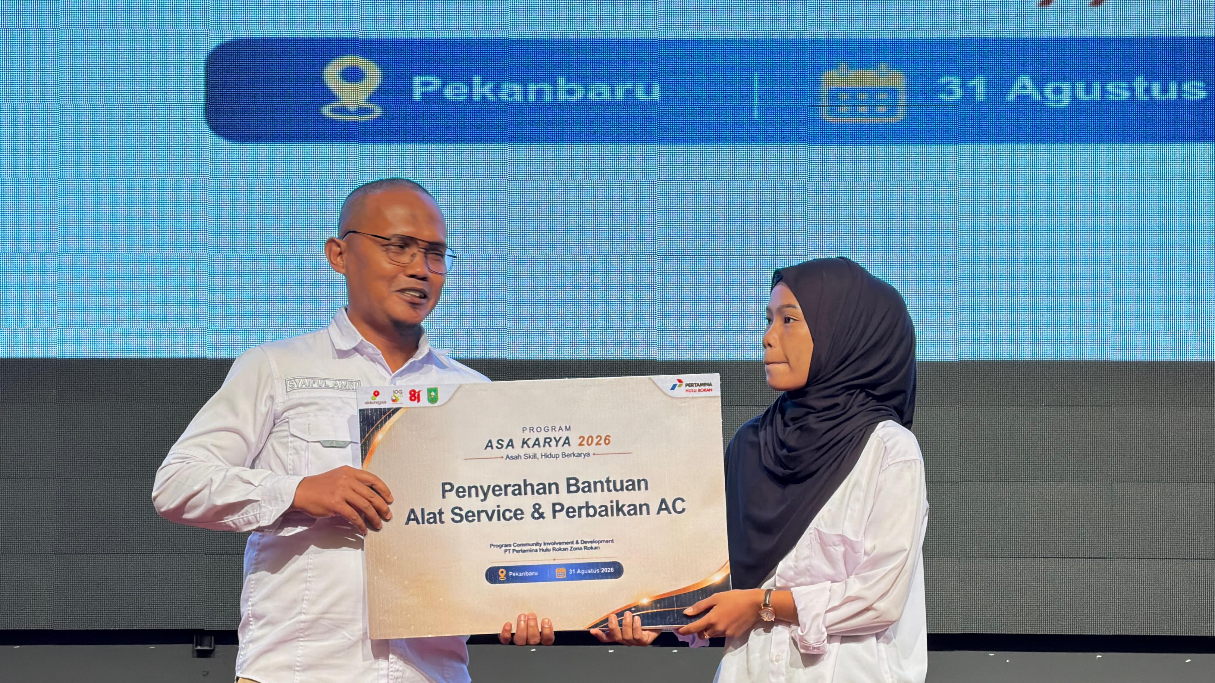 Lisna, salah seorang peserta Program Vokasi Nonmigas PHR menerima bantuan peralatan alat service AC. Foto: Istimewa.