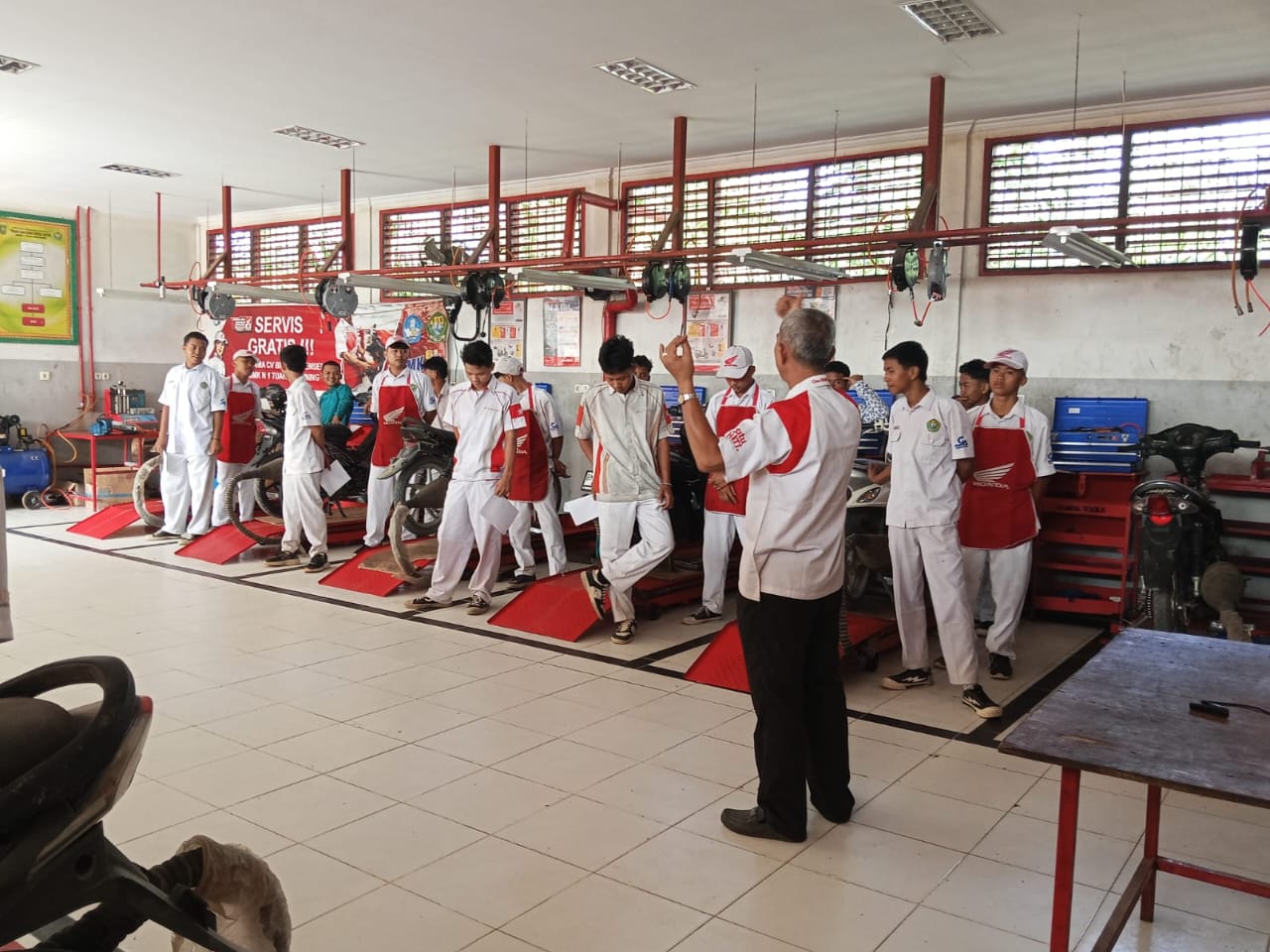 Siswa SMK Binaan Honda dalam Program AHASS Goes to School