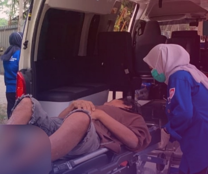 TRC 112 Pekanbaru bergerak cepat mengevakuasi warga terlantar dengan kondisi kedua kaki mengalami pembengkakan. Foto: Istimewa.