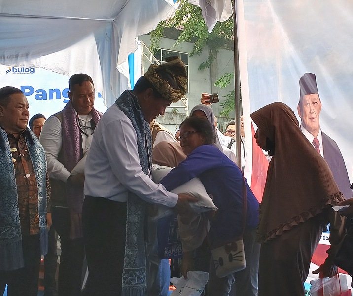 Mentan Andi Amran Sulaiman menyalurkan bantuan pangan kepada warga penerima manfaat di halaman Kantor Kecamatan Marpoyan Damai, Pekanbaru, Kamis (17/9/2026). Foto: Surya/Riau1.