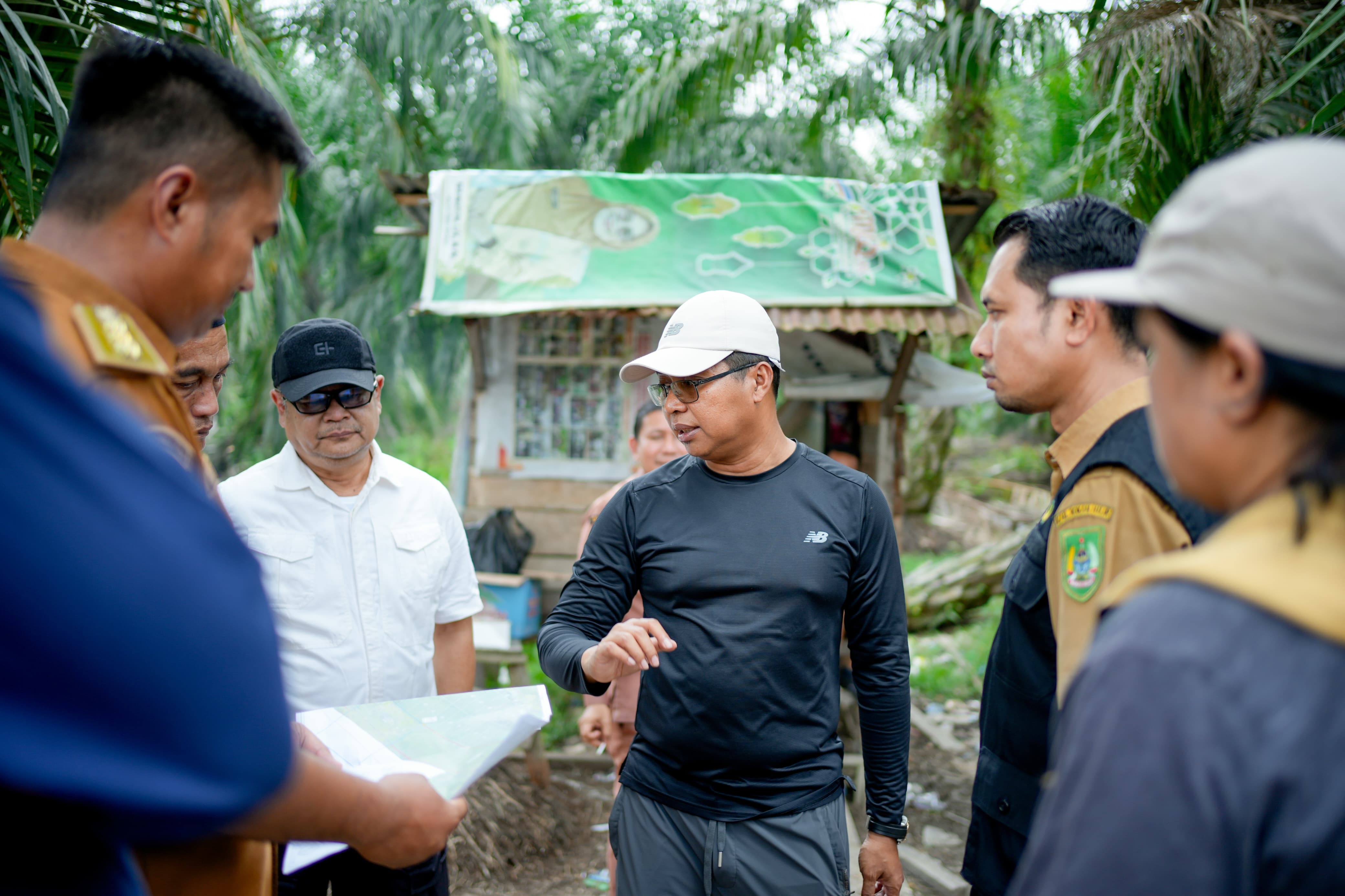Wakil Bupati (Wabup) Rokan Hilir (Rohil) Jhony Charles berdialog membahas operasional perusahaan yang dipersoalkan masyarakat