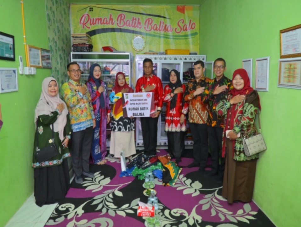 Bupati Kampar, Ahmad Yuzar tinjau pembuatan batik