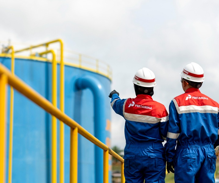 Pekerja PT Pertamina Hulu Rokan (PHR) tengah melakukan peninjauan di fasilitas Gathering Statiton (GS) Minas. Foto: Istimewa.