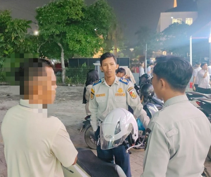 Petugas Dishub Pekanbaru mengusir jukir liar di area Indomaret, sebelah RS Awal Bros Jalan Jenderal Sudirman. Foto: Istimewa.