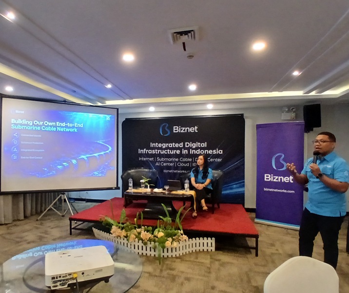 Dedi Riyanto, AVP Territory Sumatera, menjelaskan jaringan kabel bawah laut milik Binzet di Hotel Aryaduta Pekanbaru, Kamis (15/10/2026). Foto: Surya/Riau1.