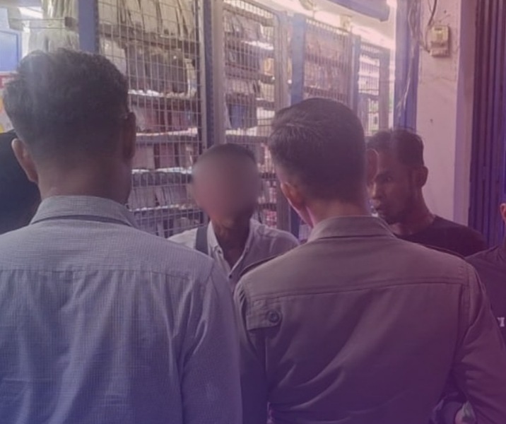 Petugas Dishub didampingi Satpol PP Pekanbaru saat menegur jukit liar di Jalan Hangtuah. Foto: Istimewa.