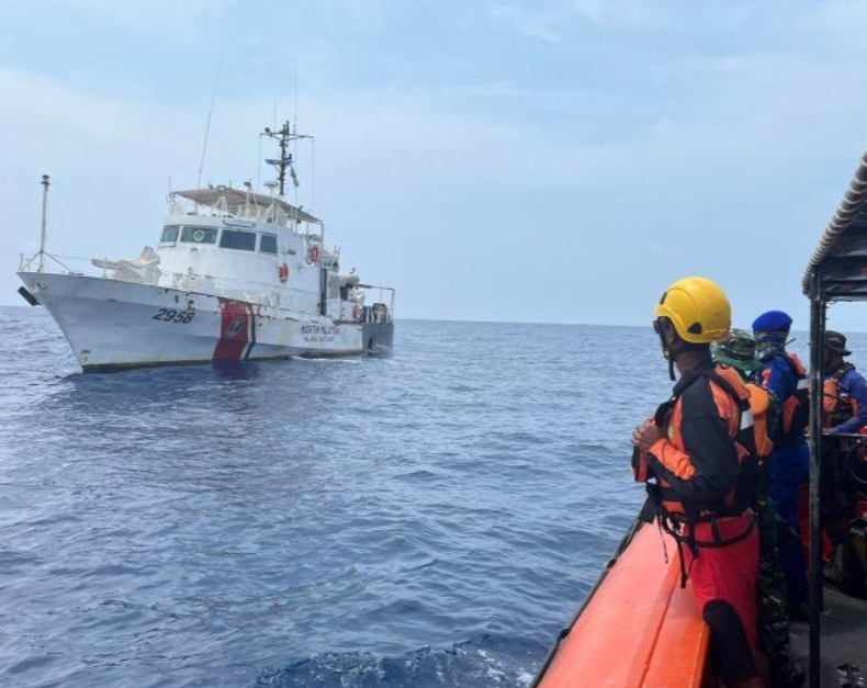 Kantor SAR Natuna, Kepulauan Riau menjemput Bachtiar di perairan perbatasan Indonesia-Malaysia, Sabtu (17/10/2026). ANTARA/HO-Kantor SAR Natuna.