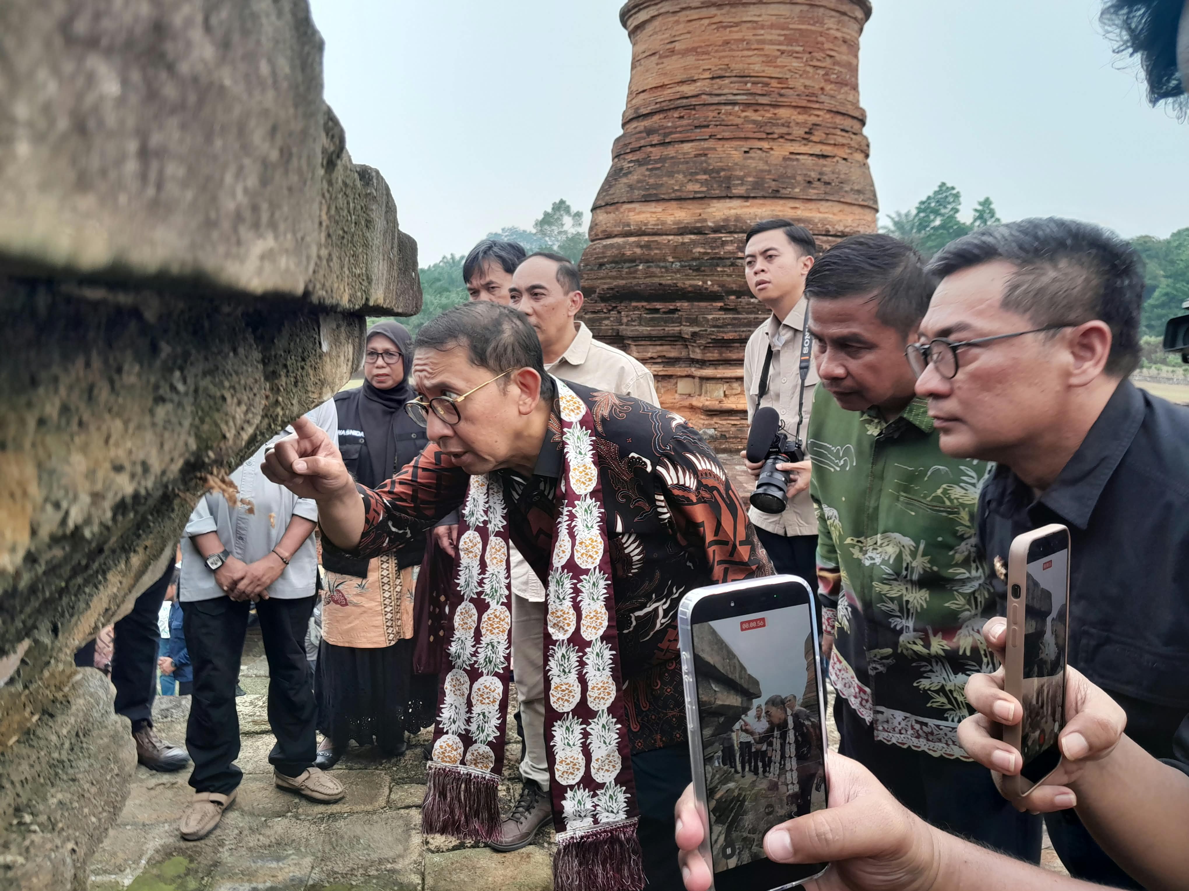 Menbud, Fadli Zon bersama Sekdaprov Riau Syahrial Abdi dan Bupati Kampar Ahmad Yuzar tinjau Candi Muara Takus