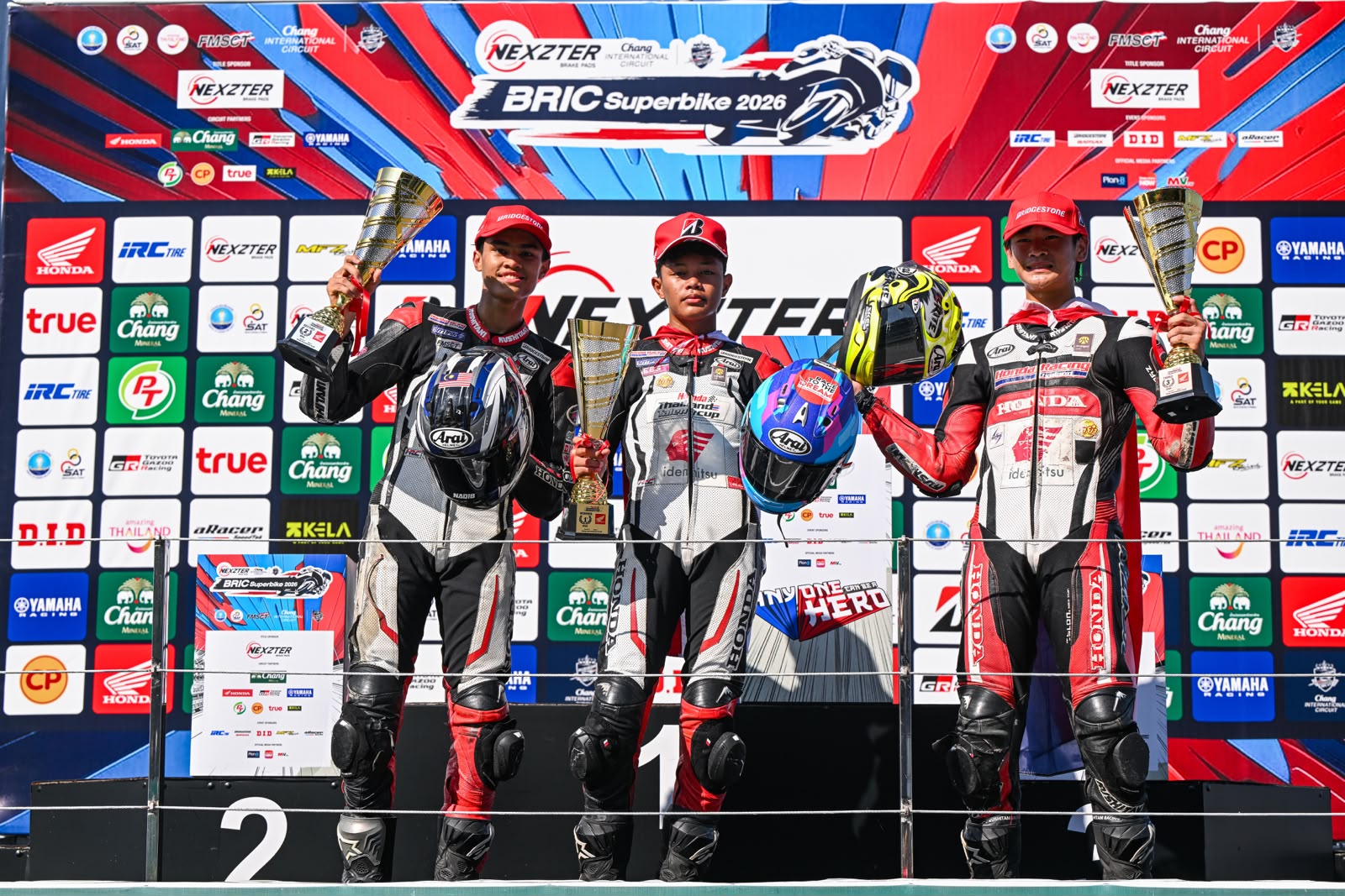 Resky Yusuf Hermawan (tengah) meraih podium perdananya yakni podium pertama di race pertama Idemitsu Honda Thailand Talent Cup 2026 seri kelima, Chang International Circuit, Buriram, Thailand, Sabtu (17/10)