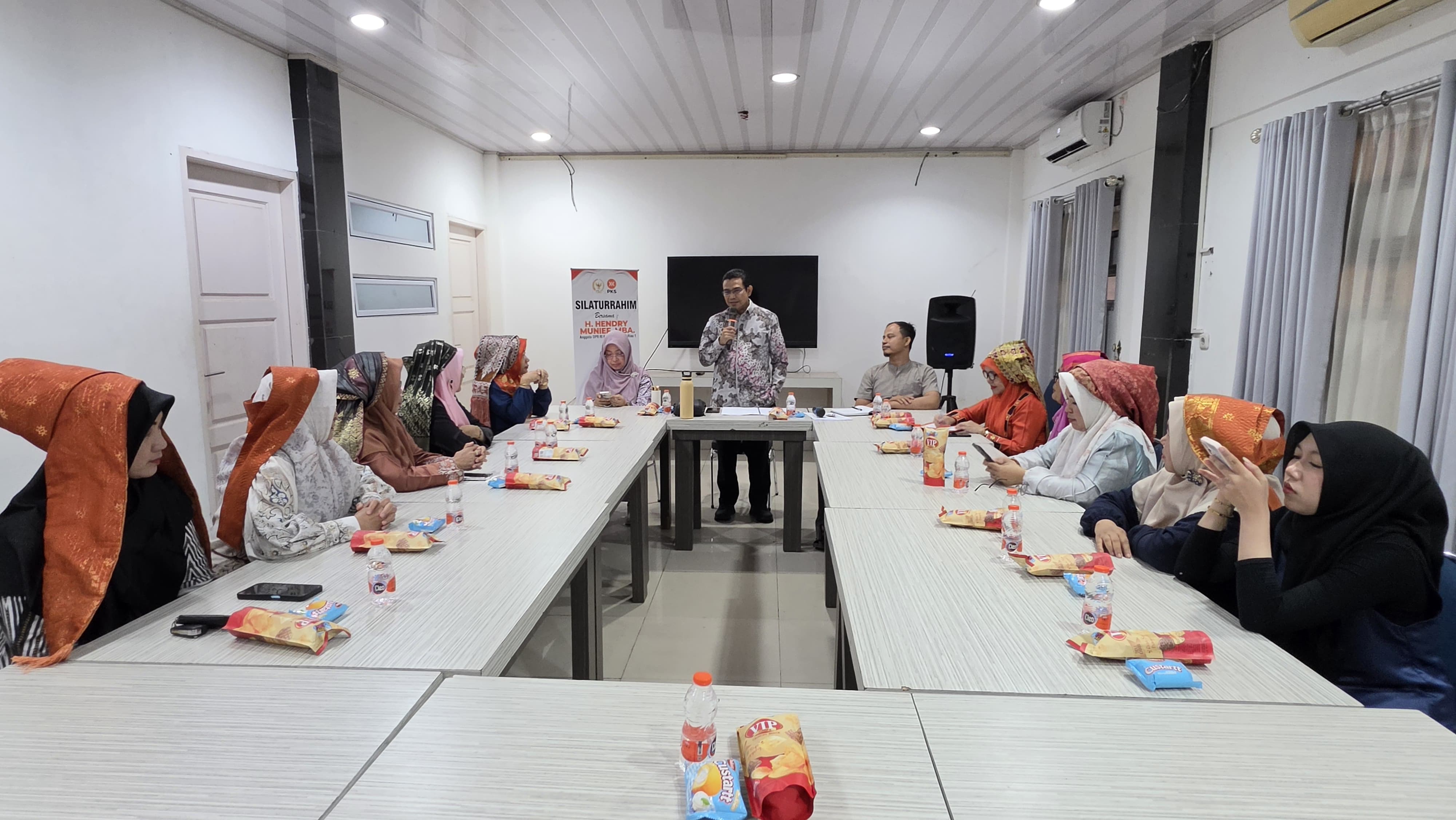 Anggota DPR RI, Hendry Munief Menerima Kunjungan Pengurus Himpunan Siompu Kampar