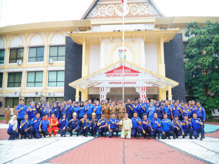 Bupati Ahmad Yuzar bersama petugas Damkar Kampar
