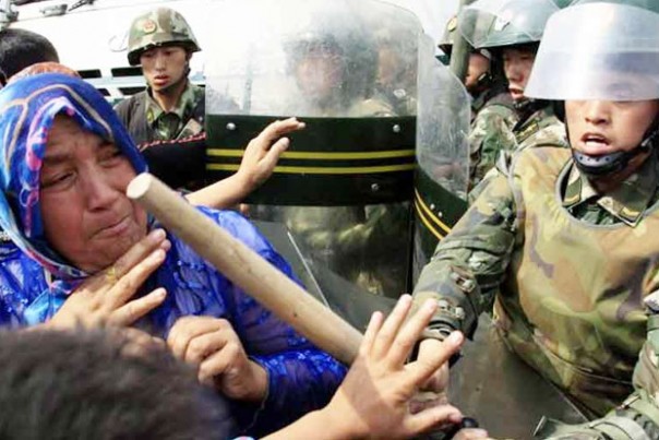 Aksi kekerasan tentara China terhadap muslimin Uighur. 