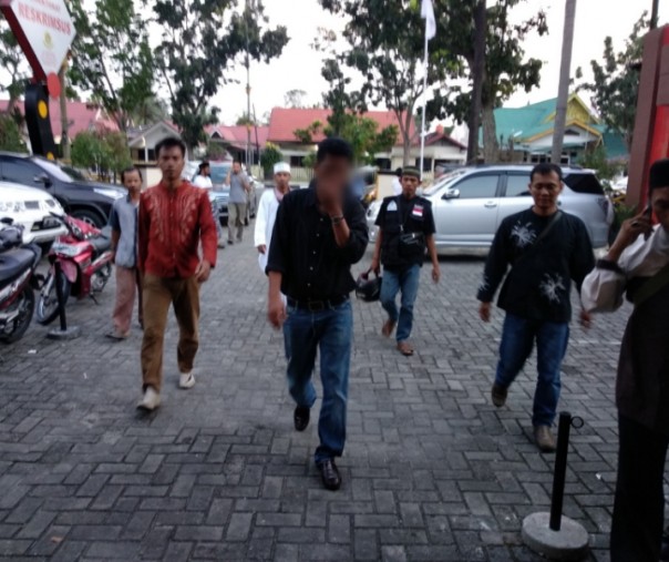 JB saat diantarkan ke Ditreskrimsus Polda Riau, waktu lalu (Dok: Riau1.com)