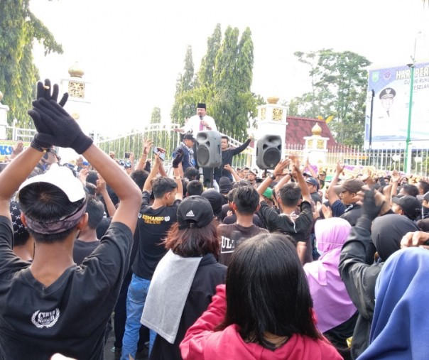 Kadispora Riau saat menemui ratusan massa, Senin sore (Foto: Roau1.com)