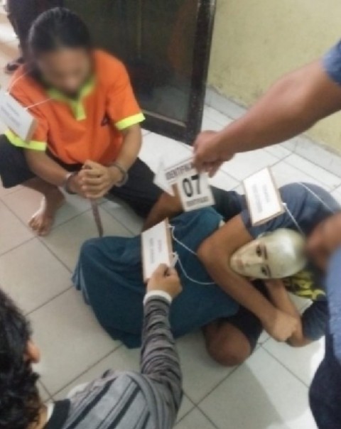 Dua pelaku saat memperagakan reka ulang kasus pembunuhan terhadap Ahmad Syahwan.