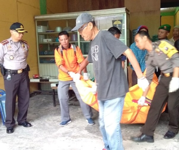 Polisi saat evakuasi jenazah korban pembunuhan di Kafe Rita (Foto: Riau1.com)
