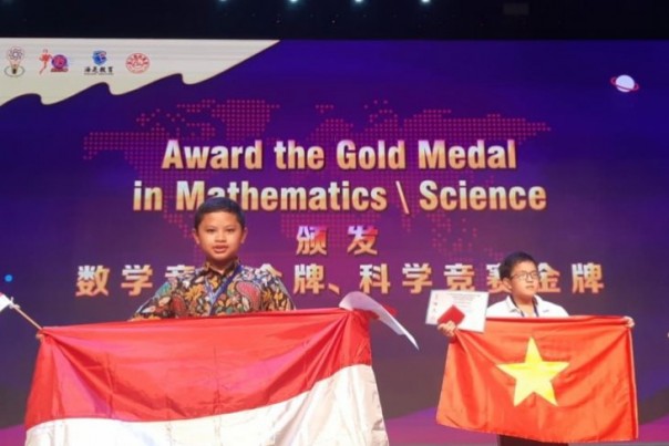 Anak anak SD Indonesia yang meraih juara Olimpiade Matematika dengan mengibarkan Bendera Merah Putih di China. 