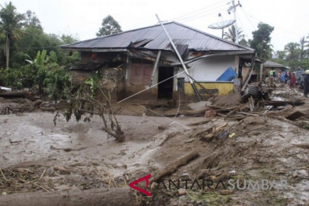 Kondisi rumah warga yang rusak akibat banjir bandang dan longsor di Kabupaten Tanah Datar. 