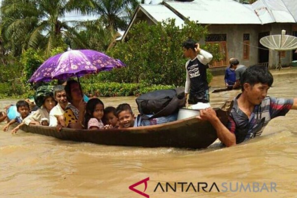 Warga menggunakan sampan saat banjir. 